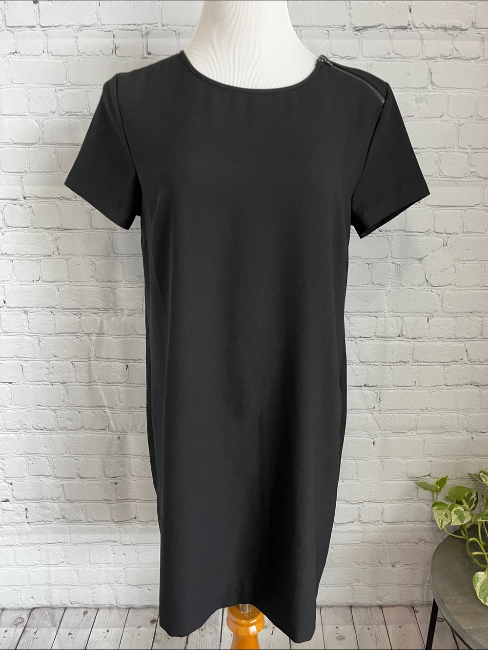 Banana Republic Classic Black Short-Sleeve Shift Dress